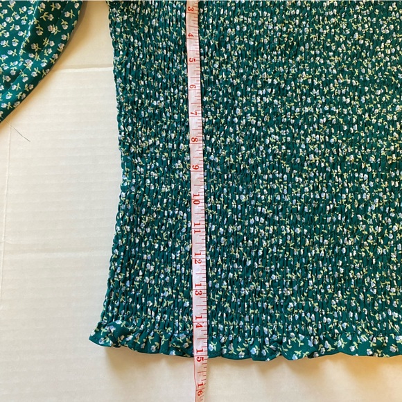 Woman’s Square neck, Puff Sleeves, Gathered green print Shirt; Size Medium - Picture 3 of 6